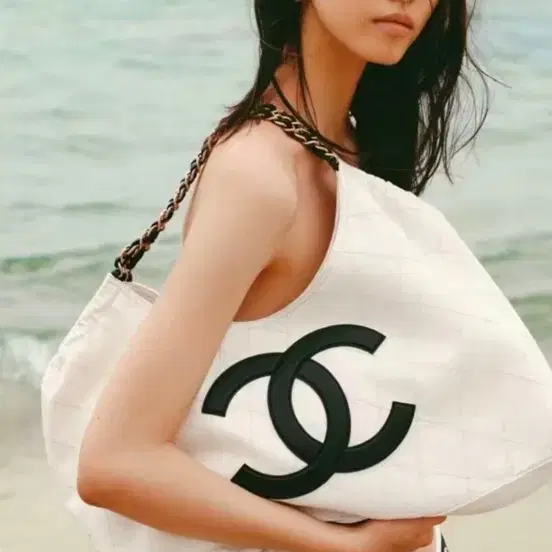 샤넬 (새상품) 26 코코비치 깜봉 로고 데님 쇼퍼백 화이트 사진 5