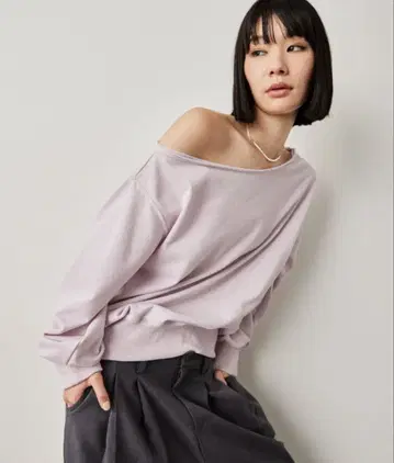 HANNE 원숄더 라이트 맨투맨