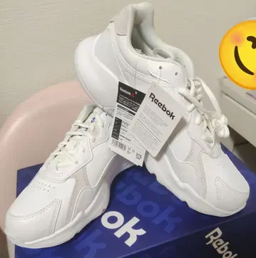 Reebok 화이트 스니커즈