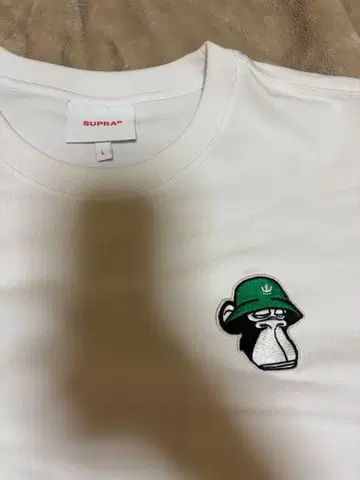 SUPRA 자수 캐릭터 화이트 T셔츠