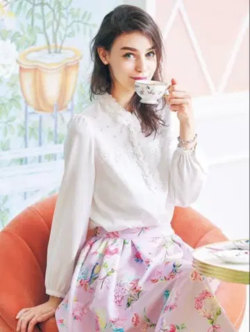 GW 세일 새상품 엘레강트 플라워 블라우스 화이트