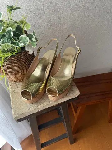지미추 JIMMY CHOO GOLD 스트랩 샌들 가죽 통굽