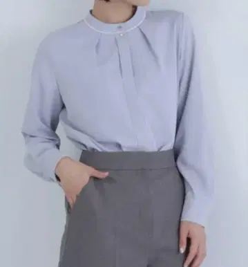 NATURAL BEAUTY BASIC 바이컬러 메탈 포인트 블라우스