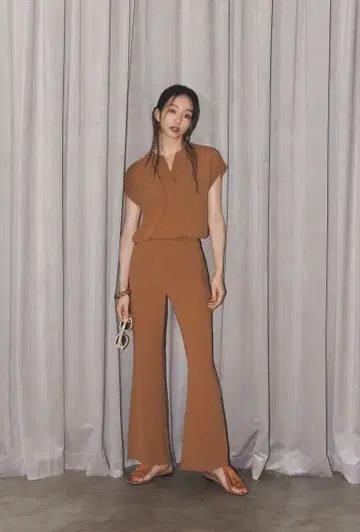 띠어리 파우더 크레이프 풀오버 블라우스 & 풀온 팬츠 셋업
