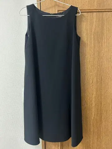 슬리브리스 무릎 기장 원피스 블랙