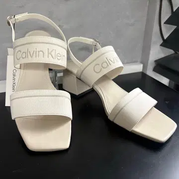 [할인] (25cm)새상품 Calvin Klein 화이트 계열 스트랩 샌들
