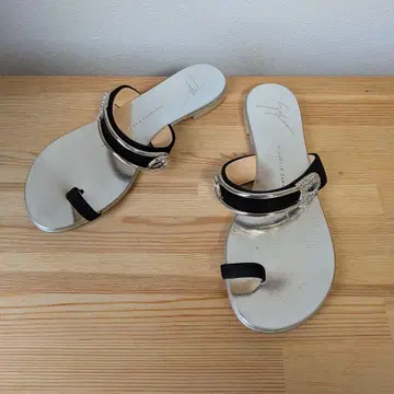 주세페 자노티 비쥬 장식 샌들