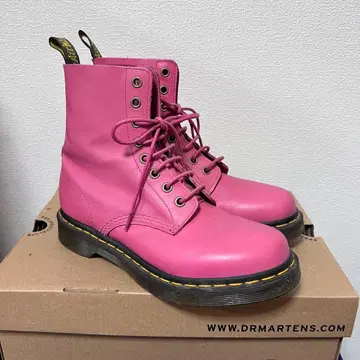 최종 가격 인하 Dr. Martens 핑크 가죽 부츠 8홀