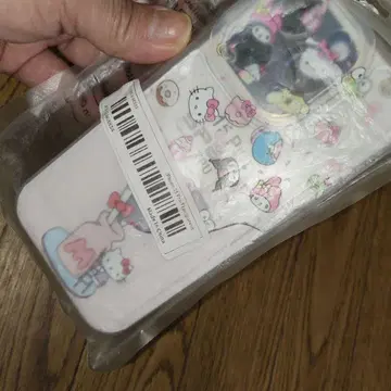 헬로키티 마이멜로디 iPhone15 케이스. 새상품