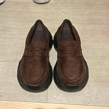 브라운 스웨이드 통굽 로퍼