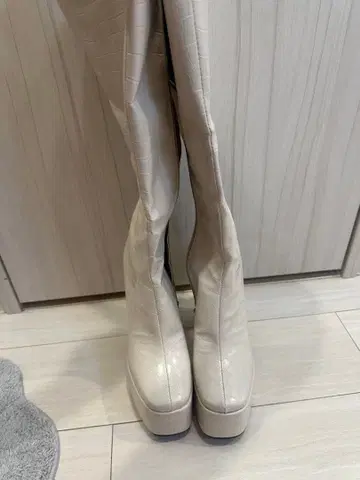 악어 무늬 화이트 롱 부츠