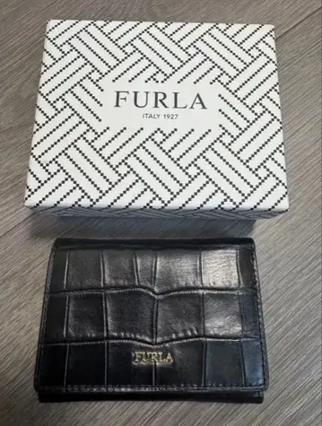 FURLA 블랙 가죽 매트 3단 폴더형 지갑 크로커다일