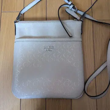 GUESS 숄더백 크림색