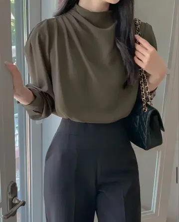 모크넥 드레이프 실키 블라우스