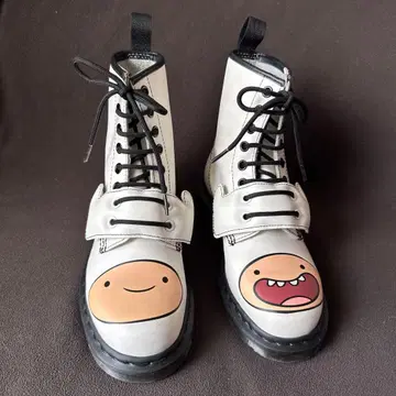 레어 닥터마틴 x 어드벤처 타임 FINN BOOT 8홀 부츠