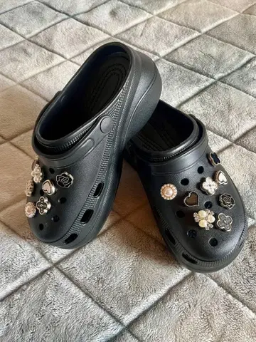 블랙 클로그 샌들 참 포함 CROCS풍