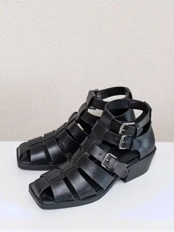 자라 블랙 천연 가죽 스트랩 샌들