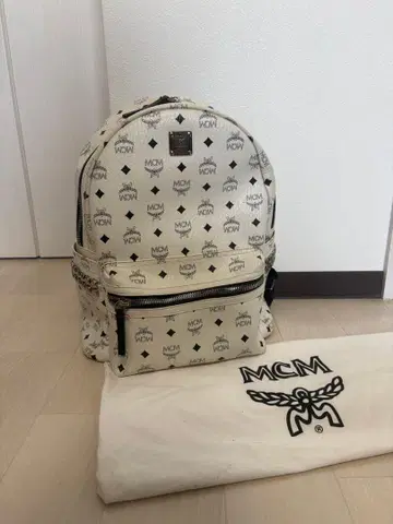 MCM 화이트 백팩 수납 가방 포함