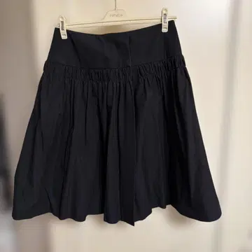 쿠치넬리 매트한 블랙 랩 스커트 무릎 기장 이탈리아제
