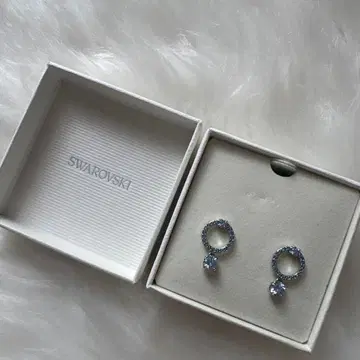 Swarovski 라이트 블루 후프 귀걸이