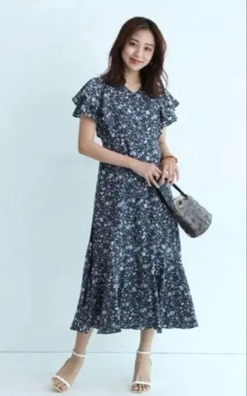 GW SALE 중 시착만 한 상품 저스길리티 네이비 꽃무늬 반팔 원피스