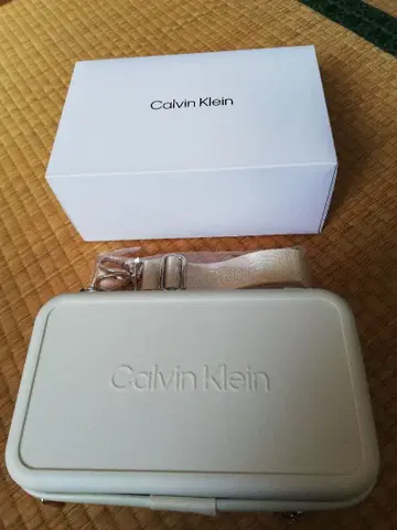 Calvin Klein 화이트 크로스백