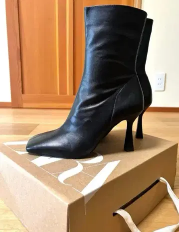 새상품 박스 포함! ZARA 블랙 가죽 스퀘어토 하이힐 부츠