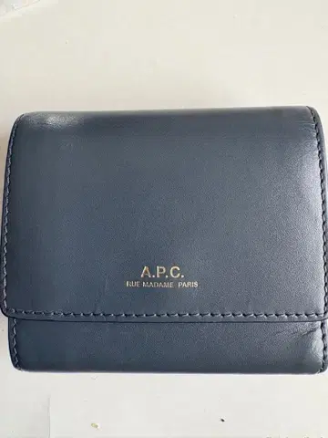 새상품급 A.P.C. 그레이 컴팩트 3단 폴더형 지갑입니다