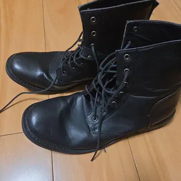 블랙 레이스업 미드컷 부츠