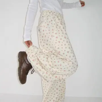 RONRON FLORAL WIDE SWEAT PANTS CREAM