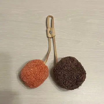 헬렌 카민스키 폼폼 참