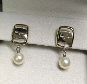 Ferragamo 펄 장식 후프 귀걸이
