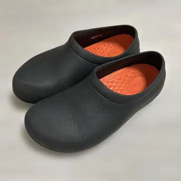 블랙 클로그 샌들 (crocs)