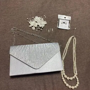파티 백, 목걸이, 귀걸이, 헤어 장식 세트입니다.