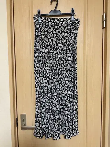 [미사용품] ZARA 자라 꽃무늬 플레어 스커트