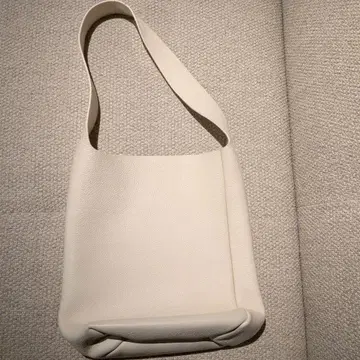 Aeta 화이트 숄더백 포켓 부착