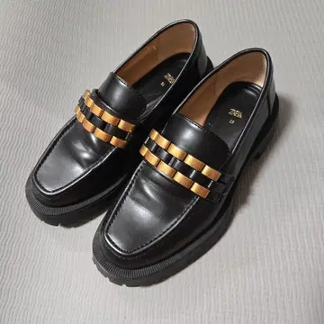 ZARA 블랙 골드 장식 로퍼