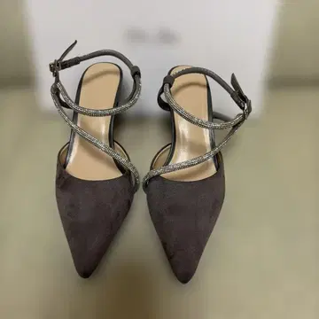 메독 블랑슈 비쥬 크로스 스트랩 펌프스 다크 그레이