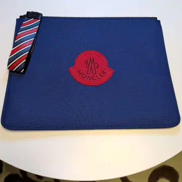 MONCLER 네이비 클러치백 사이즈 30 x 24 내부에 칸막이 있음