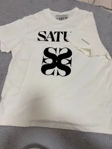 SATUR 로고 프린트 T셔츠 화이트