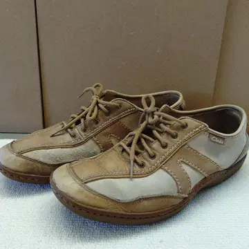 Clarks 스웨이드 가죽 스니커즈