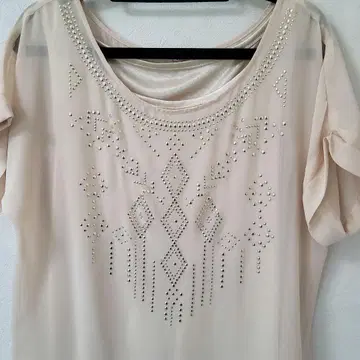 le coeur blanc 스터드 장식 반팔 상의