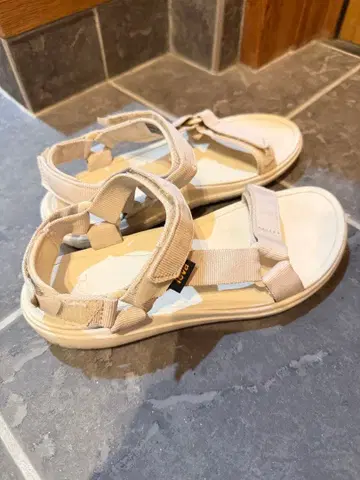 새상품급 teva 베이지 스트랩 샌들 24cm