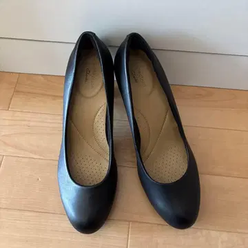 클락스 블랙 펌프스