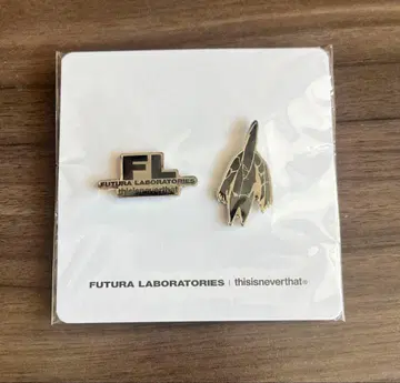 thisisneverthat 퓨추라 콜라보 한정판 핀 배지