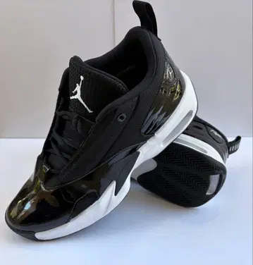 Jordan max aura 6 블랙/화이트 27.0cm