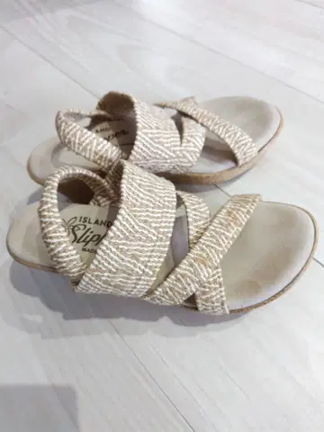 ISLAND SLIPPER 크로스 스트랩 샌들