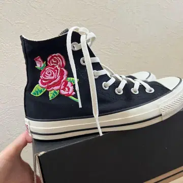 CONVERSE 장미 자수 블랙 스니커즈 1회 착용