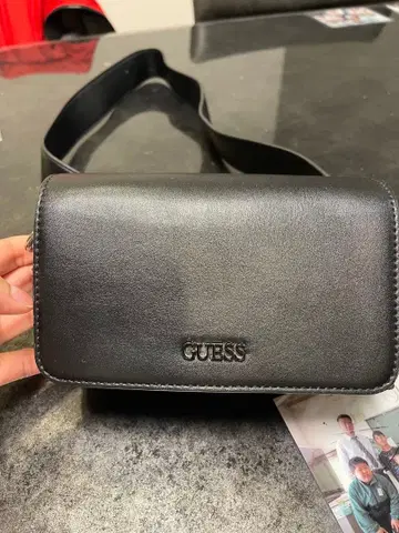 GUESS 블랙 숄더백