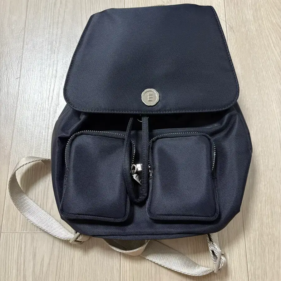 バッグ minitmute Bask Backpack 11L Gray minitmute BASK BACKPACK 11L GRAY (New) on Bunjang Global Site.